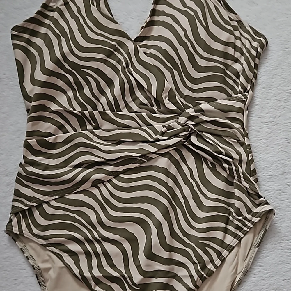 *NWT* Andie The Capri One Piece Swimsuit - Picture 7 of 13
